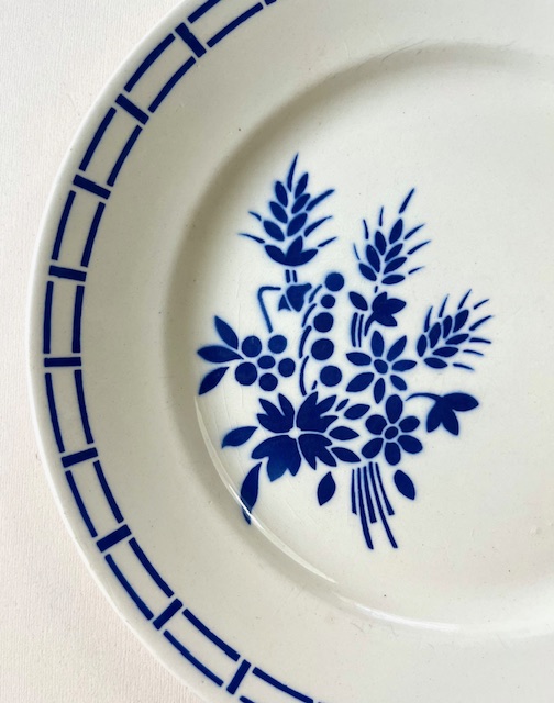 Badonviller ontbijtbordje blauwe bloemen en rand 1923