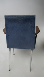 Vintage stoel met velourstof met werkje