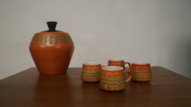 Vintage bowlset; keramieke pot met 4 bekers