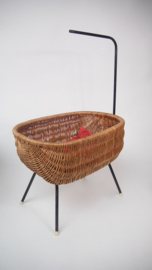 Vintage rieten  poppenwiegje