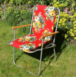 Vintage tuinstoel met bloemenprint