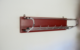 Kapstok met rood skaileer