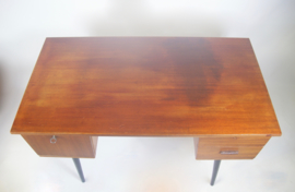 Vintage bureau met zwarte schuine poten