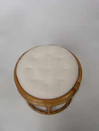 Vintage bohemian rotan kruk met wit kussen