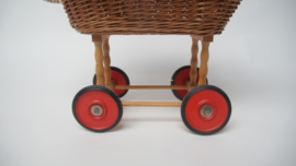 Vintage rieten kinderwandelwagen