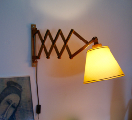 Houten schaarlamp / harmonicalamp met vintage kap