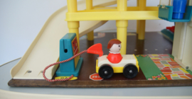 Vintage speelgarage van Fisherprice met pomp en autolift