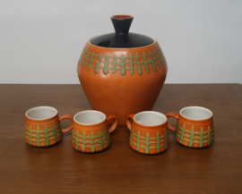 Vintage bowlset; keramieke pot met 4 bekers