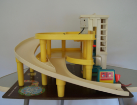 Vintage speelgarage van Fisherprice met pomp en autolift