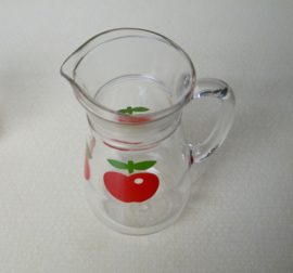 Vintage glazen schenkkan met appelprint