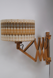 Licht houten harmonicalamp met retro kap