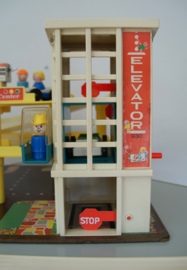 Vintage speelgarage van Fisherprice met pomp en autolift