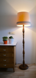Houten staande lamp met vintage kap
