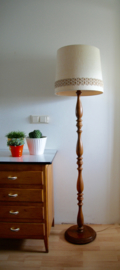 Houten staande lamp met vintage kap