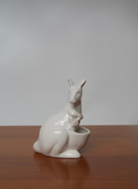 Bloempot in de vorm van kangeroo met baby kangeroo
