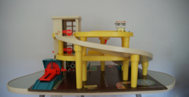 Vintage speelgarage van Fisherprice met pomp en autolift