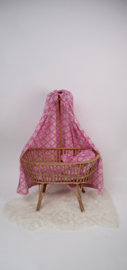 Vintage rotan poppenwieg met moderne stoffering