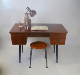 Vintage bureau met zwarte schuine poten