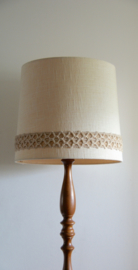 Houten staande lamp met vintage kap