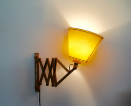 Houten schaarlamp / harmonicalamp met vintage kap