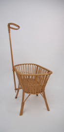 Vintage rotan poppenwieg met moderne stoffering