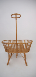 Vintage rotan poppenwieg met moderne stoffering