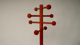 Houten staande kapstok met space age bollen