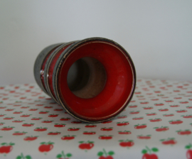 Zwart en rood geëmailleerde vaas