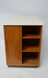 Houten bureau met formicabureaublad