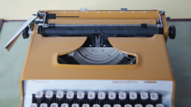 Mosterdkleurige typemachine Remmington 2000