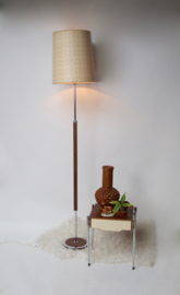 Vintage vloerlamp LUCI 3 met houten/metalen standaard en retro kap