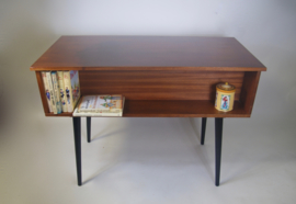 Vintage bureau met zwarte schuine poten