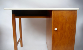 Houten bureau met formicabureaublad