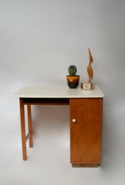 Houten bureau met formicabureaublad