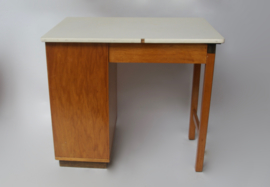 Houten bureau met formicabureaublad