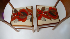 Vintage houten stoelen met jaren 70 zitting