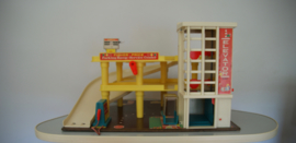 Vintage speelgarage van Fisherprice met pomp en autolift