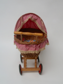 Vintage rieten kinderwandelwagen