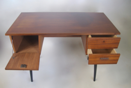 Vintage bureau met zwarte schuine poten