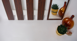Vintage houten wandkapstok met spiegel en oranje haken
