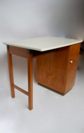 Houten bureau met formicabureaublad