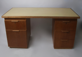 Houten bureau uit 1931-1933 van Modderkolk en Dijs