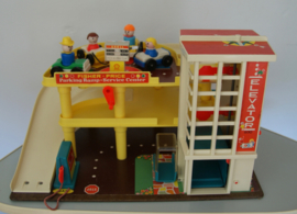 Vintage speelgarage van Fisherprice met pomp en autolift