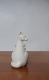 Bloempot in de vorm van kangeroo met baby kangeroo
