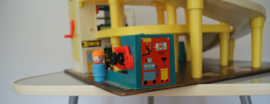 Vintage speelgarage van Fisherprice met pomp en autolift