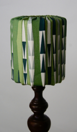 Houten tafellamp met groene kap
