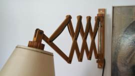 Houten schaarlamp / harmonicalamp met vintage kap