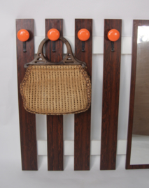 Vintage houten wandkapstok met spiegel en oranje haken
