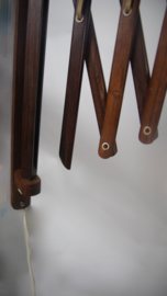 Houten schaarlamp met beige kap