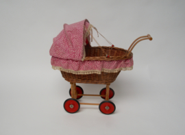 Vintage rieten kinderwandelwagen